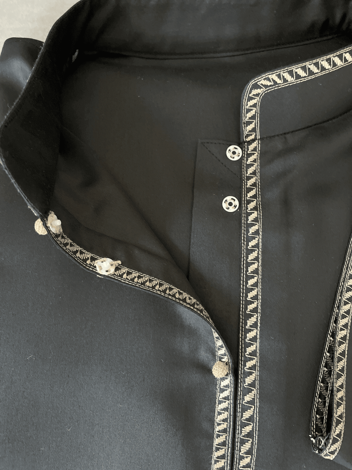 Mens Two Toned Black Bahraini Thobe with Cream Embroidery