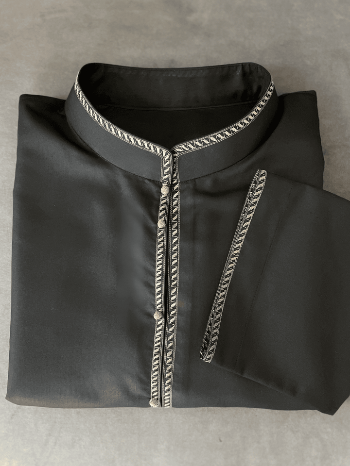 Mens Two Toned Black Bahraini Thobe with Cream Embroidery