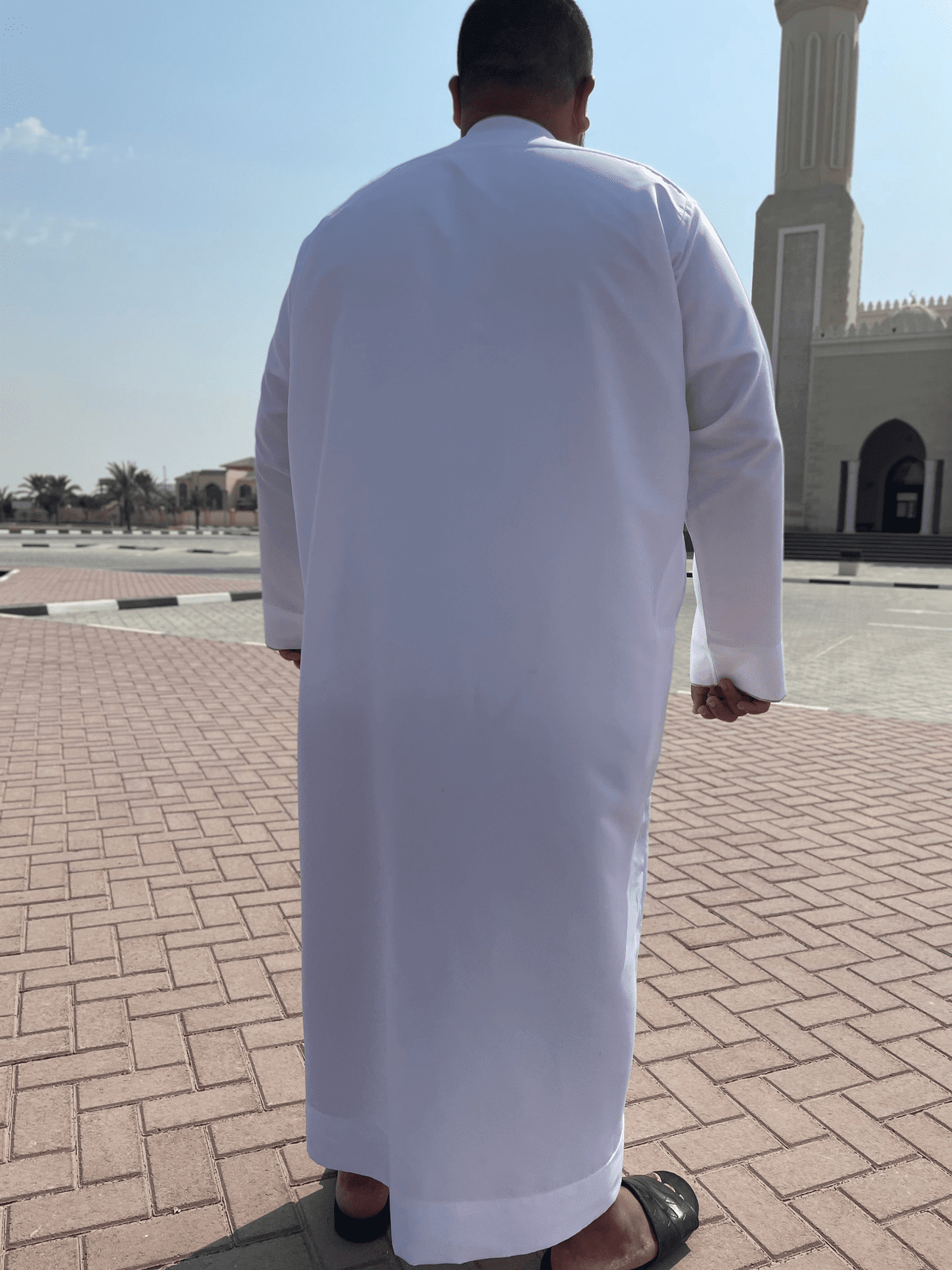 Mens White Bahraini Thobe with Embroidery