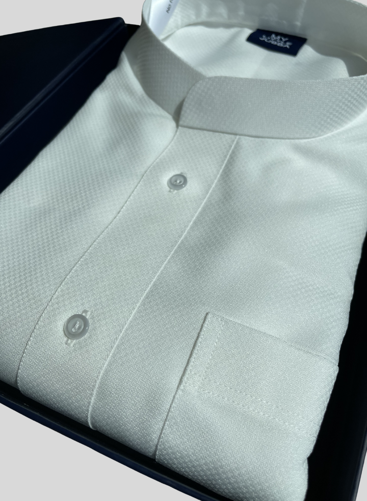 ثوب كويتي رجالي منقوش بالماس مع أزرار ظاهرة