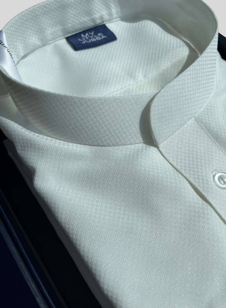 ثوب كويتي رجالي منقوش بالماس مع أزرار ظاهرة