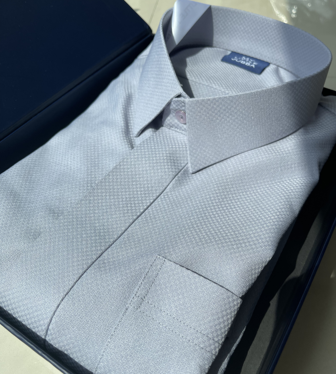 ثوب كويتي رجالي منقوش بالماس مع أزرار ظاهرة